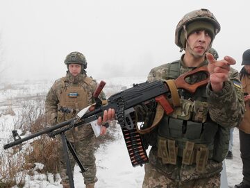 Żołnierz Obrony Terytorialnej na obrzeżach Kijowa