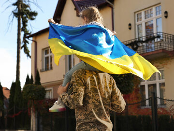 Żołnierz z dziewczynką z ukraińską flagą