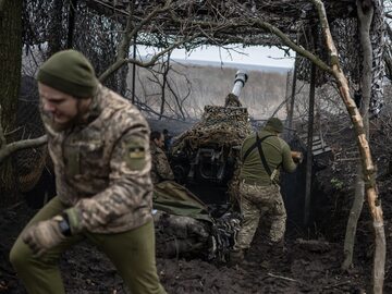 Żołnierze brygady Gwardii Narodowej „Furia” ostrzeliwują pozycje armii rosyjskiej w pobliżu Kliszczejówki