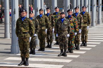 Żołnierze Eurokorpusu przed budynkiem Parlamentu Europejskiego w Starsbourgu