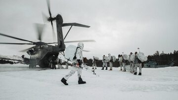 Żołnierze NATO przygotowujący się do ćwiczeń Cold Response 2022 w Norwegii