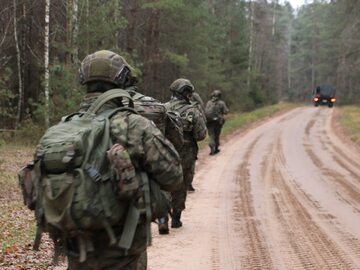 Żołnierze patrolujący polsko-białoruską granicę