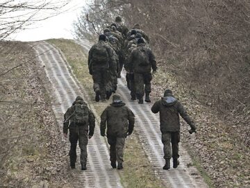 Żołnierze prowadzący poszukiwania rosyjskiej rakiety w miejscowości Sosnowa-Dębowa