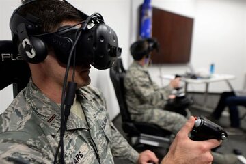 Żołnierze (tu amerykańscy) ćwiczący z wykorzystaniem wirtualnej rzeczywistości (zdjęcie ilustracyjne)