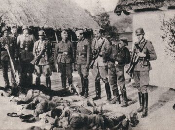 Żołnierze Wermachtu nad ciałami zamordowanych polskich rolników, 1943