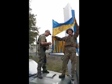 Żołnierze wieszają ukraińską flagę