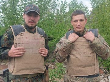 Żołnierze z Batalionu Donbas w kamizelkach od Fundacji Otwarty Dialog