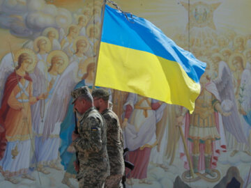 Żołnierze z flagą Ukrainy w Kijowie, zdjęcie ilustracyjne