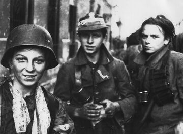 Żołnierze zgrupowania "Radosław" po kilkugodzinnym przejściu kanałami