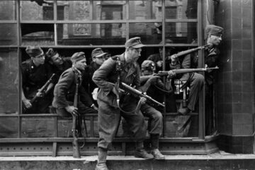 Żołnierze złożonego z kryminalistów niemieckiego pułku Dirlewangera podczas walk w rejonie ul. Focha