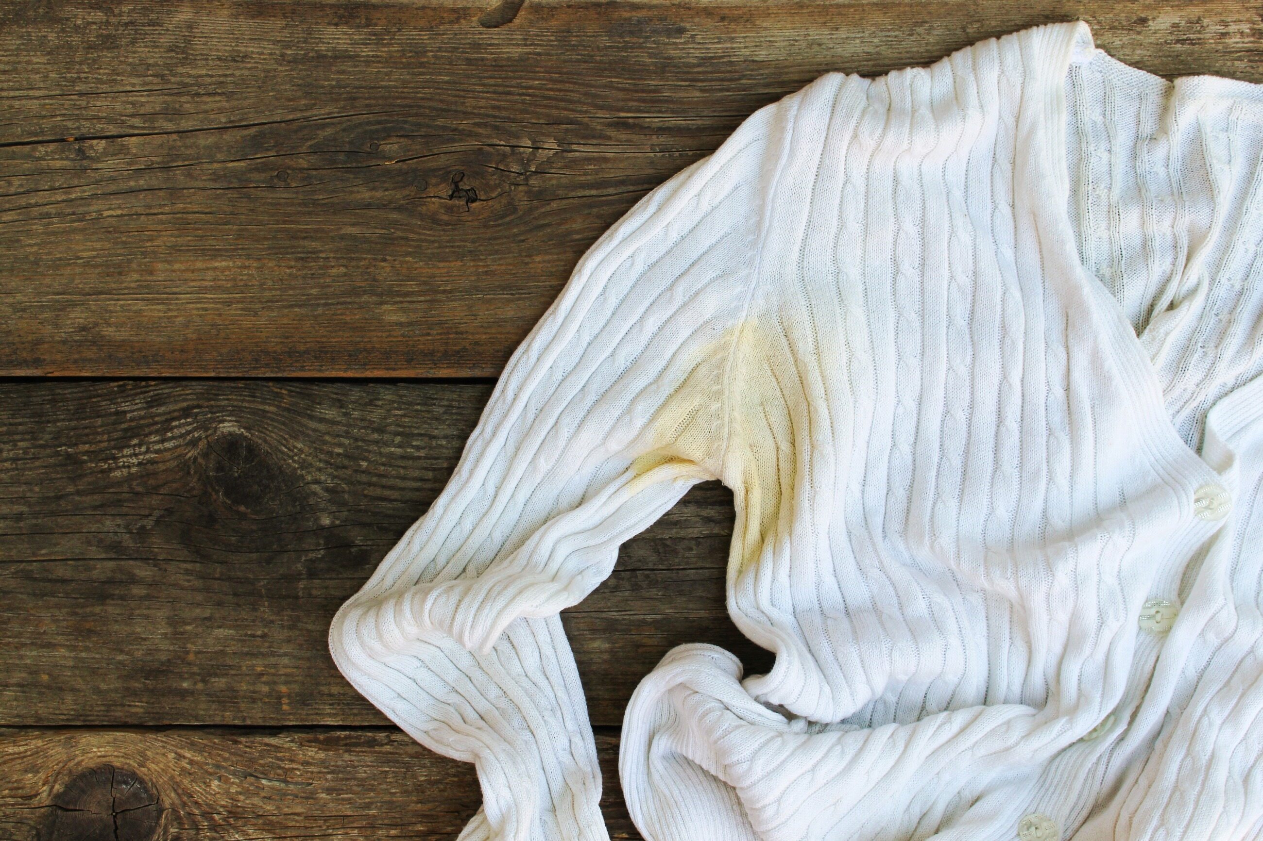 Żółte plamy pod pachami sposoby usunięcia, zapobieganie