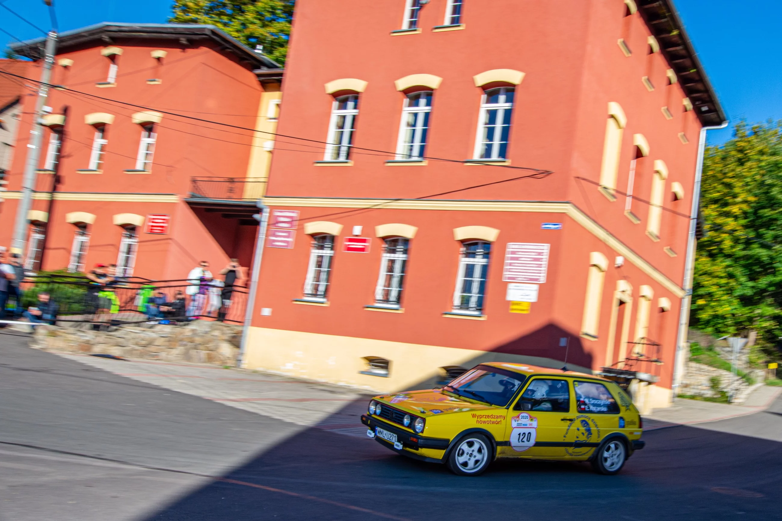 Żółty Golf jechał dla Fundacji Wyprzedzamy Nowotwór