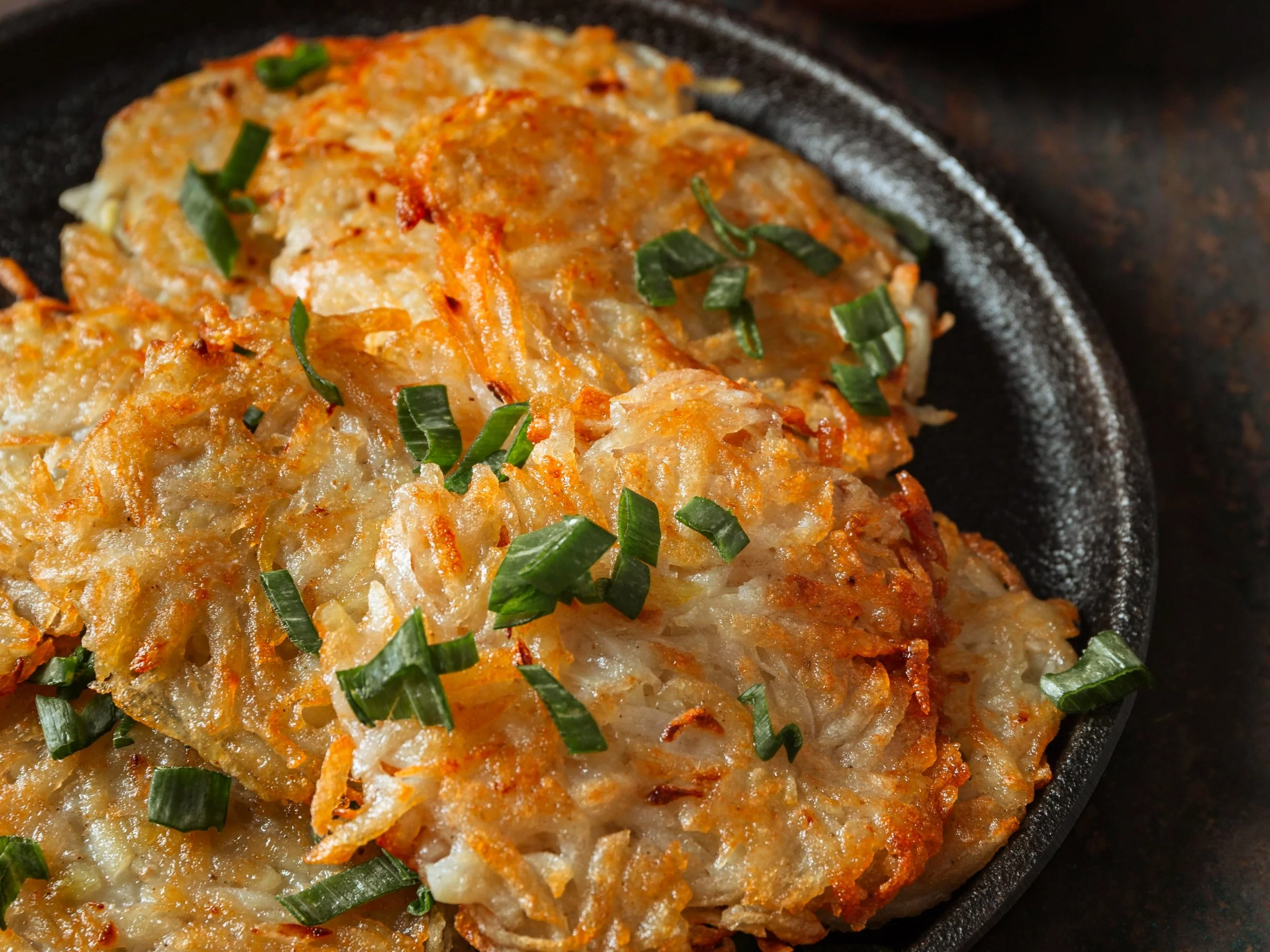 Zrób placki ziemniaczane „po chińsku” i zaskocz rodzinę. To danie smakuje naprawdę obłędnie