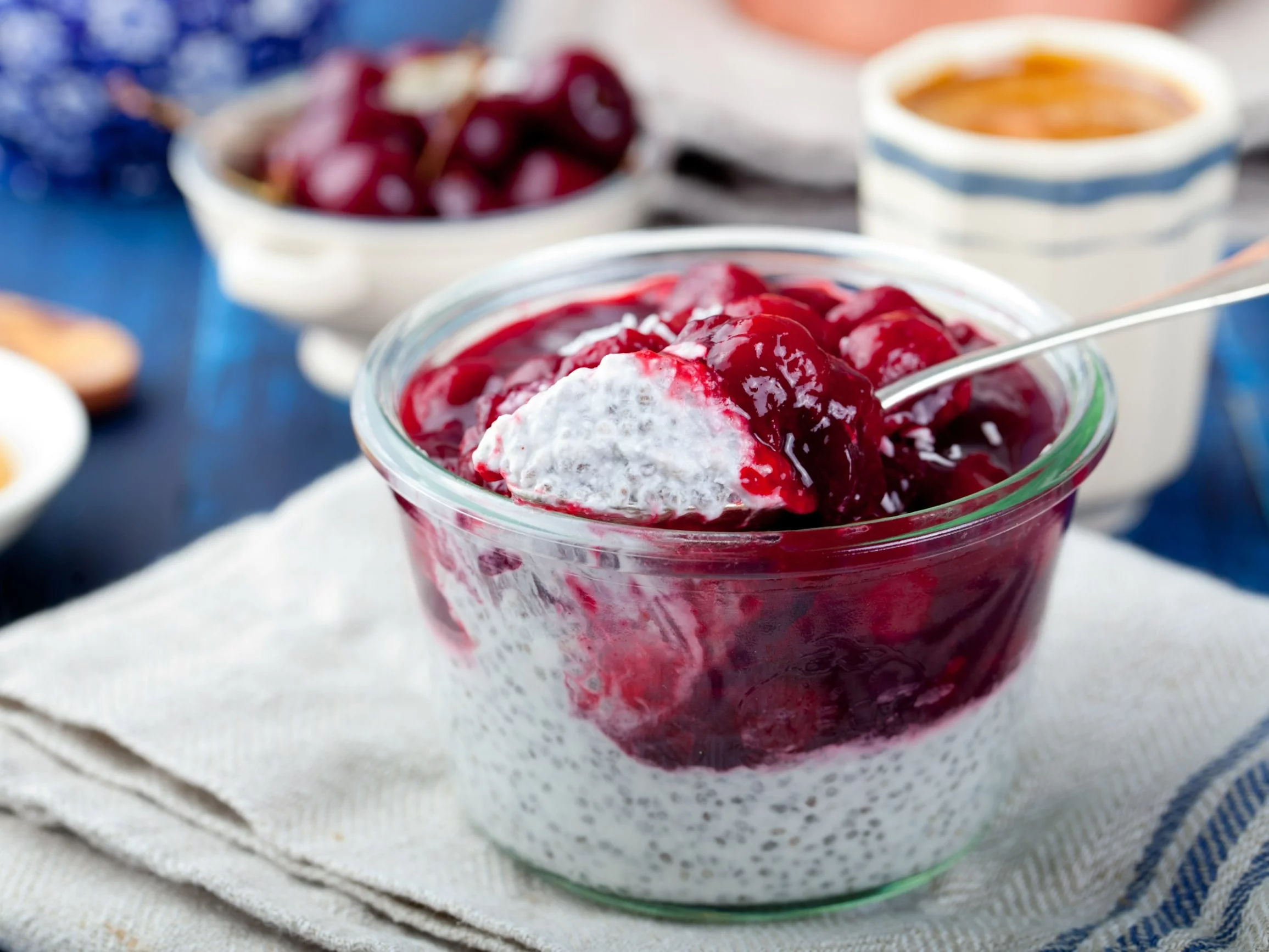 Deser z chia z wiśniami