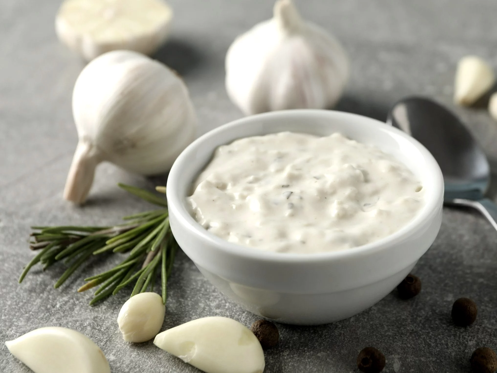 Biały sos czosnkowy