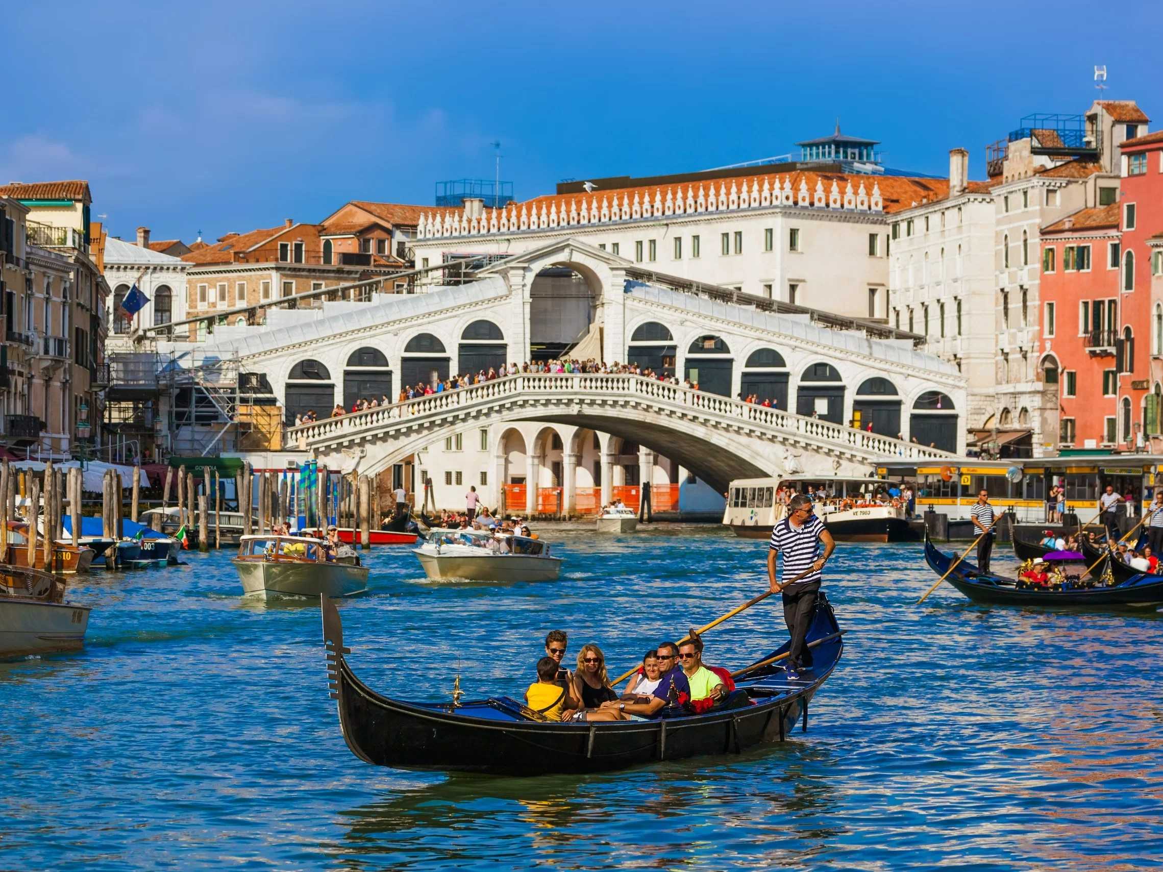 Wypadek w weneckim kanale. Łódź rozbiła się przy słynnym moście