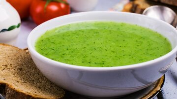 Zupa krem z bobu, cukinii i zielonego groszku