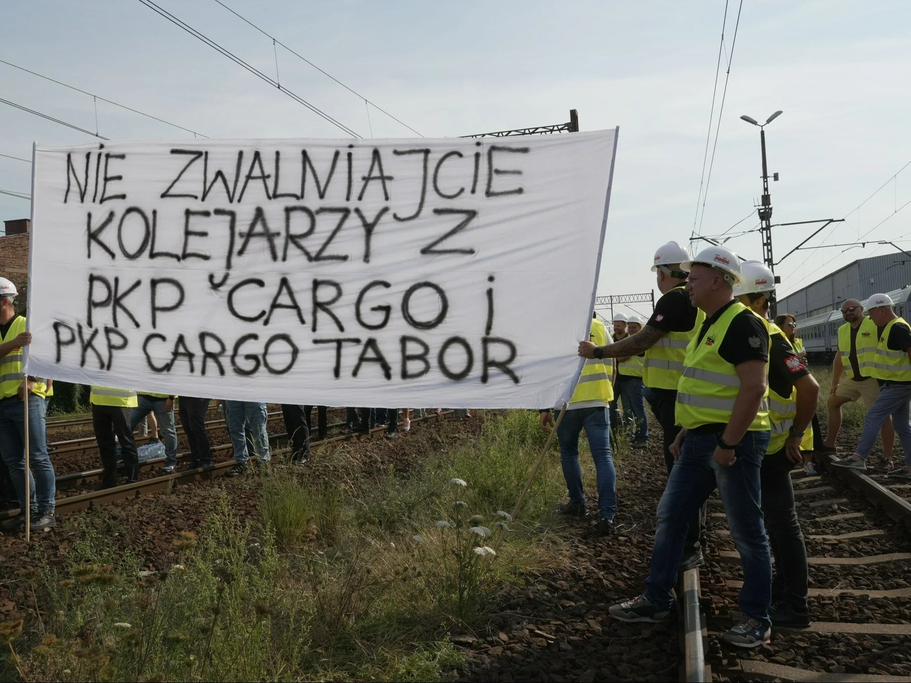 Protest na torach w Katowicach w obronie zwalnianych kolejarzy z PKP Cargo i Cargotabor