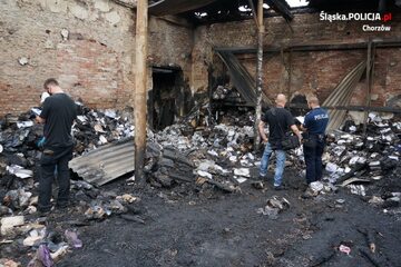Zwłoki mężczyzny w spalonej hali w Chorzowie. Nieoficjalnie: mógł zginąć od postrzału
