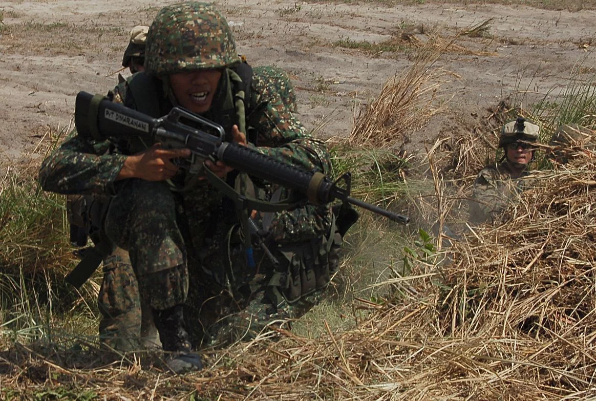 Filipiński marines podczas ćwiczeń z Amerykanami