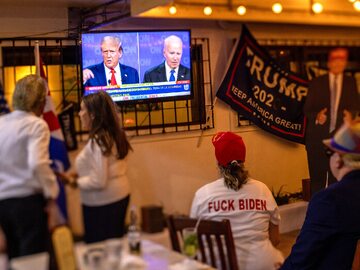 Zwolennicy Donalda Trumpa oglądają debatę ich kandydata z Joe Bidenem