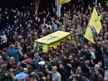 Zwolennicy Hezbollahu podczas pogrzebu jednego z bojowników w Bejrucie