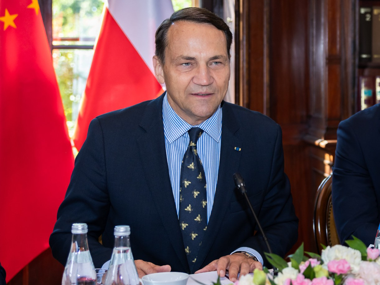 Zwrócił Sikorskiemu uwagę na cenę krawatu. Błyskawiczna reakcja szefa MSZ