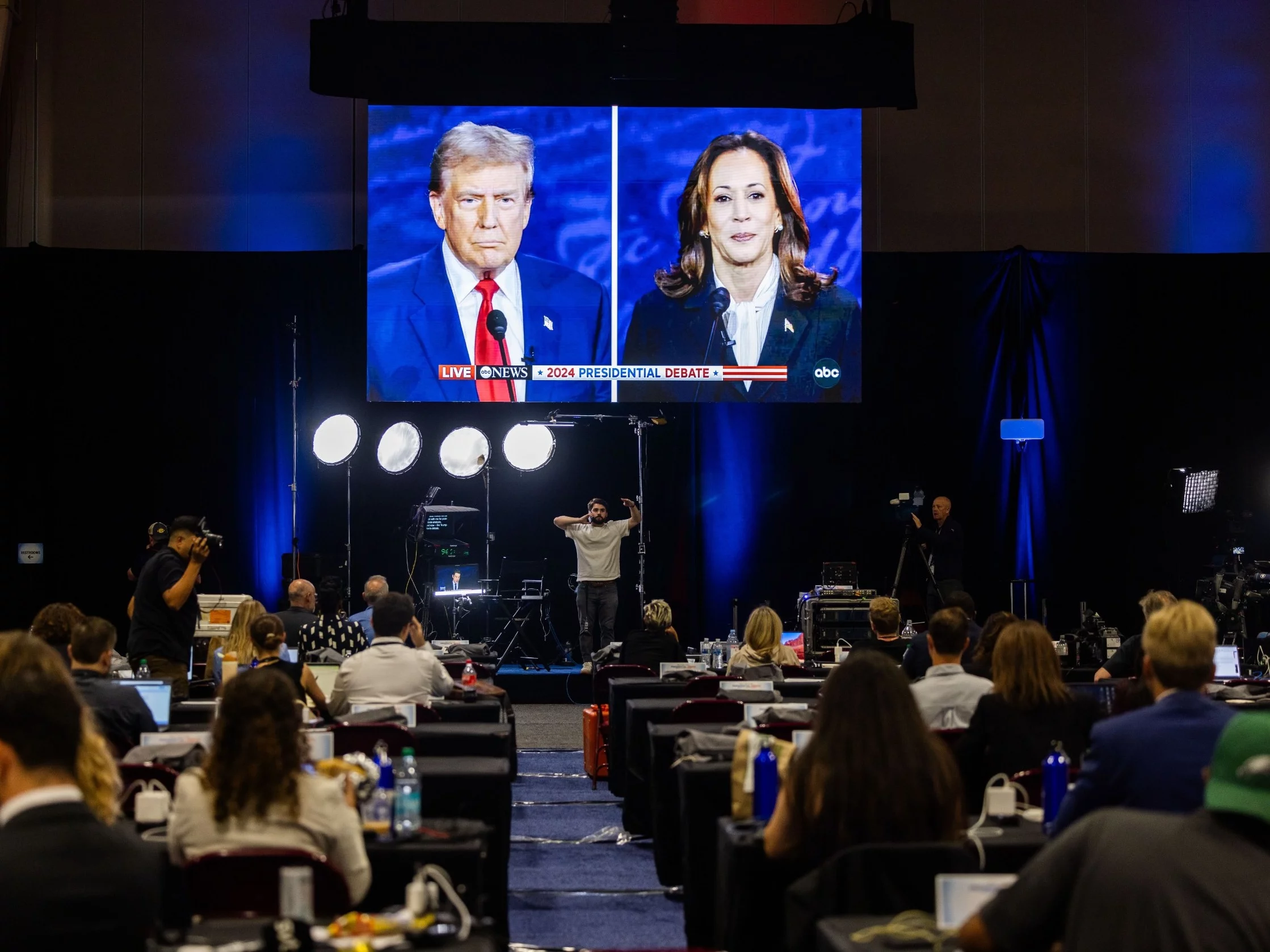 Stanowiska dla przedstawicieli mediów podczas debaty Harris-Trump