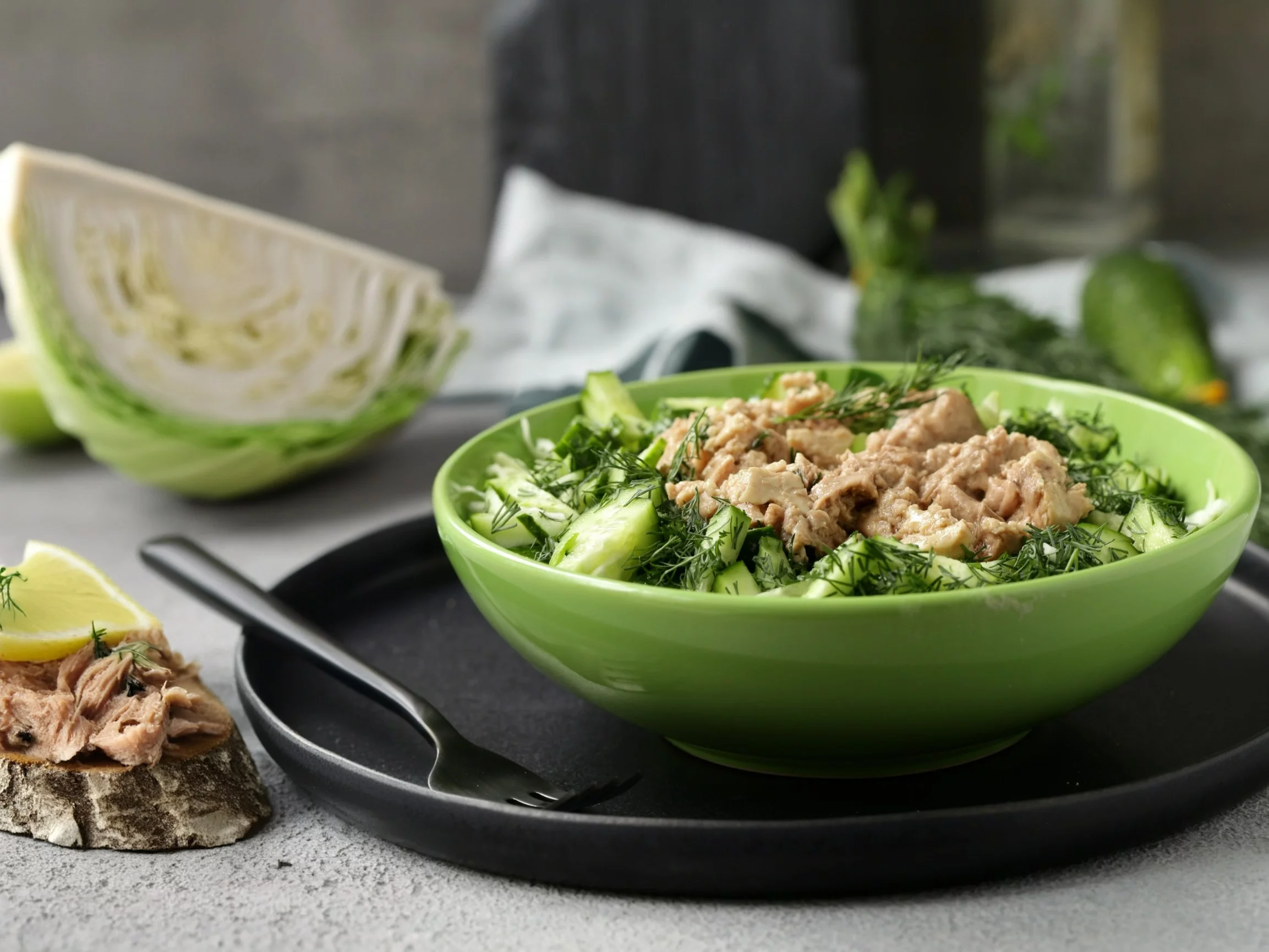 Sałatka z tuńczykiem i białą kapustą