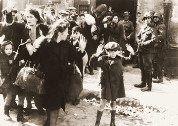 Żydzi pojmani przez SS w trakcie powstania w getcie warszawskim