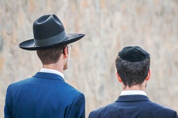 Żydzi w tradycyjnych nakryciach głowy, zdjęcie ilustracyjne